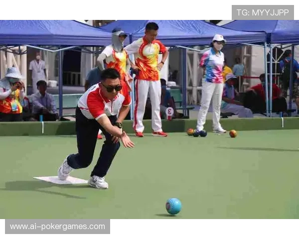 场边球童快速掷球助反击，教练竖大拇指表扬